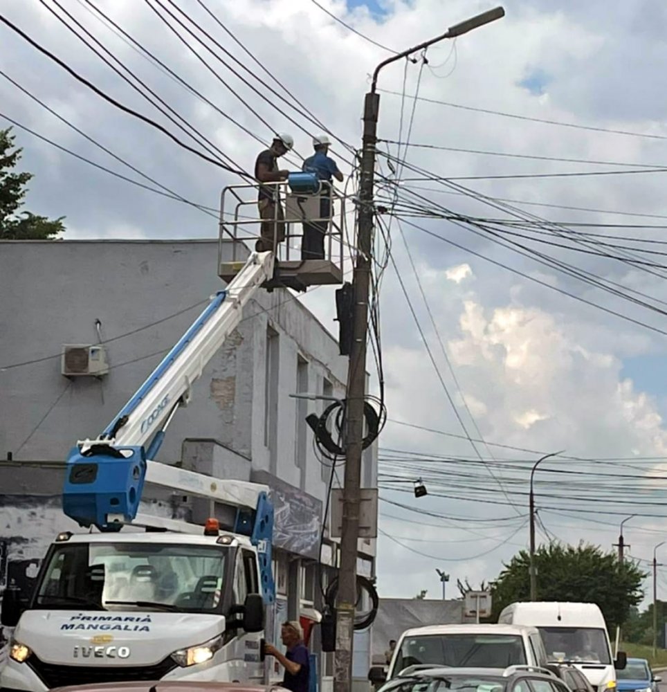 Primăria Mangalia a pus gând rău cablurilor de pe stâlpii şi clădirile din localitate - mangaliacabluri-1624466184.jpg
