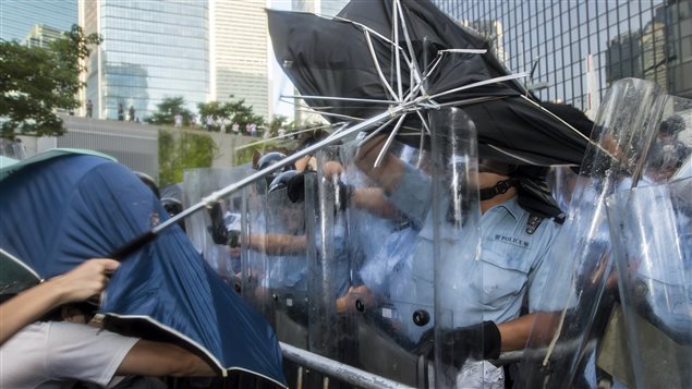 Noi ciocniri la Hong Kong între manifestanți și poliție - manifestatie-1412497463.jpg