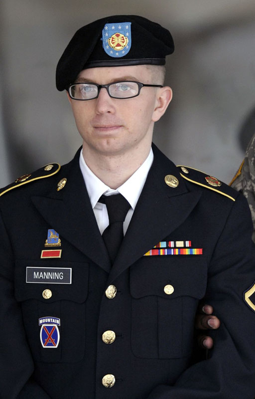 Câți ani de închisoare cer procurorii pentru Bradley Manning - manning-1377008095.jpg