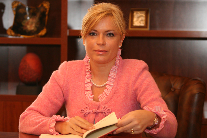 Manuela Mitrea participă la lansarea cărții scrisă de Nicoleta Cornescu - manuelamitrea461352827574-1354609369.jpg