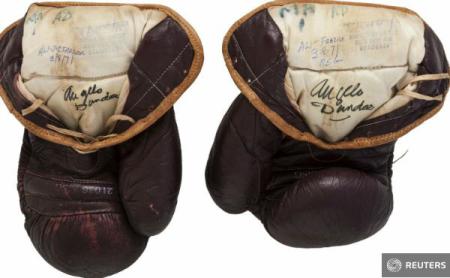 Box: Aproximativ 400.000 de dolari pentru mănușile lui Muhammad Ali - manusi-1406894465.jpg