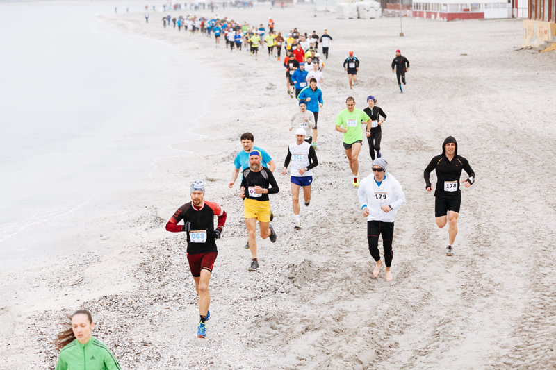 Eveniment unic în lumea sportivilor din Europa. Sute de participanți, la Maratonul Nisipului din Mamaia - maraton-1426102720.jpg