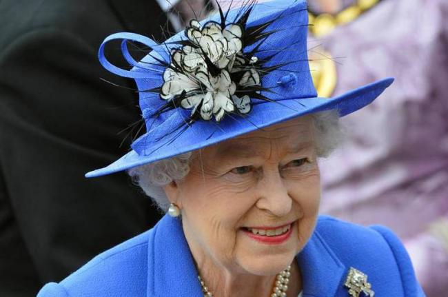 Secretul rochiilor reginei Elisabeta, dezvăluit! - mareabritaniesarbatorestejubileu-1352219730.jpg