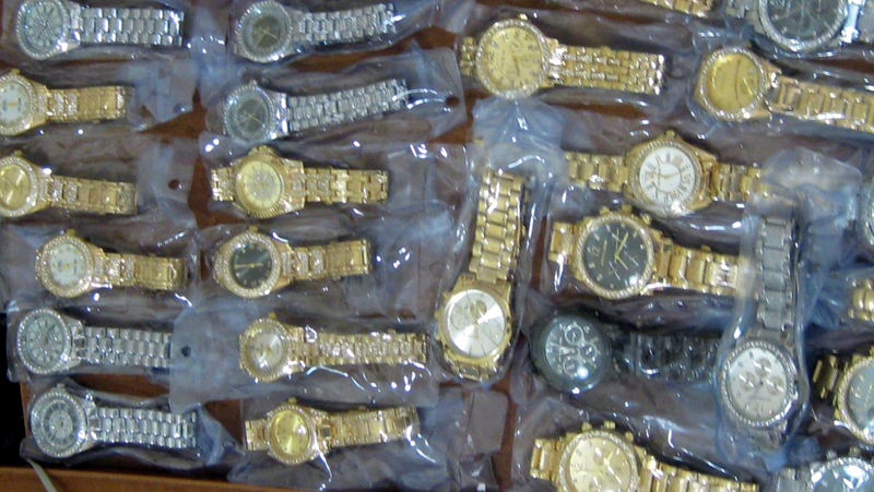 Mărfuri contrafăcute, confiscate în Portul Constanța - marfuri-1505405750.jpg