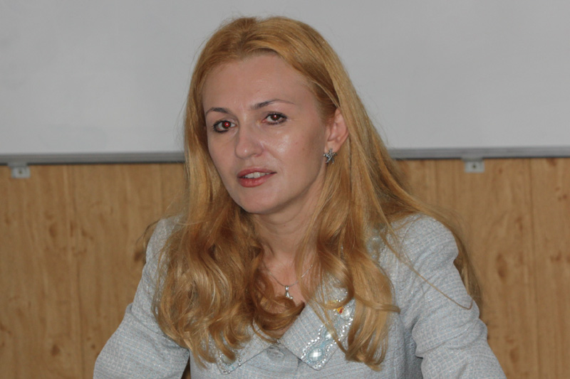 Maria Stavrositu îi provoacă pe Banias și Chiru la o dezbatere publică - mariastavrositu2-1352151431.jpg