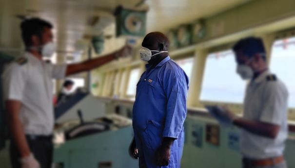 Stres, oboseală și frică de infectare, pe bulk-carrier! Navigatori amenințați cu concedierea! - marinari-1585813168.jpg