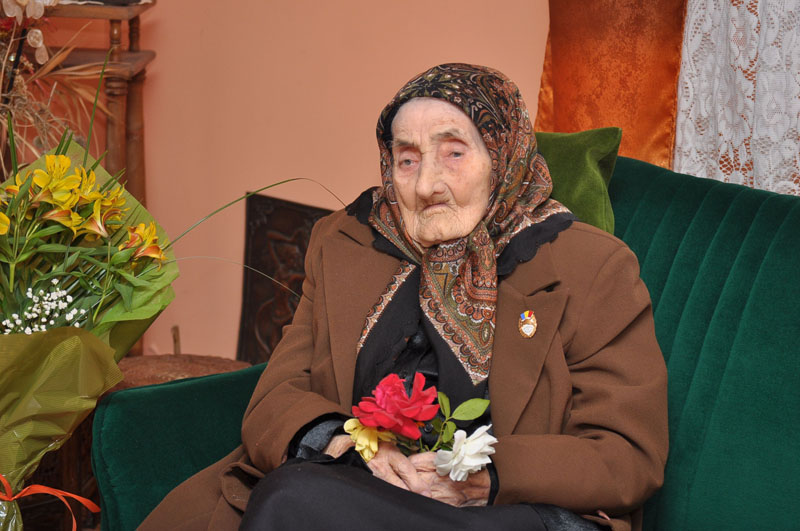 Ea e cea mai vârstnică femeie din județ! - maritadinu100anitechirghiol1-1351008082.jpg