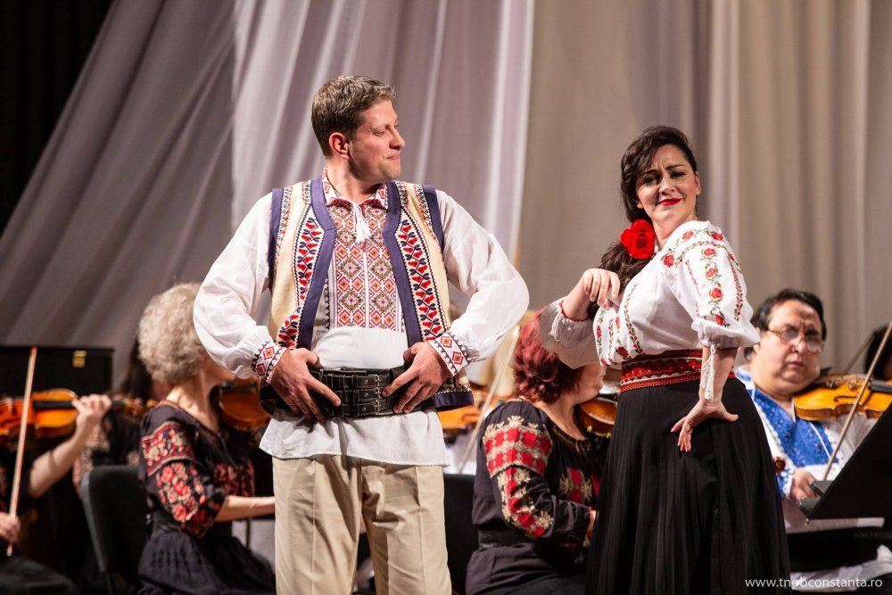 Concert de muzică românească la Teatrul „Oleg Danovski”, dedicat Zilei Culturii Naționale - mariuslucia-1641981172.jpg