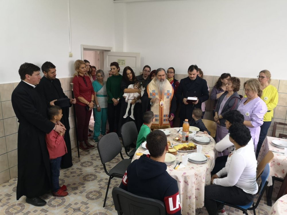 IPS Teodosie le-a oferit masa de prânz copiilor din Centrul 