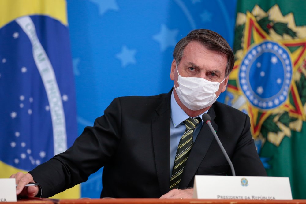 Președintele Braziliei a luat în râs coronavirusul, dar a ajuns la spital cu simptome - masca-1594104183.jpg