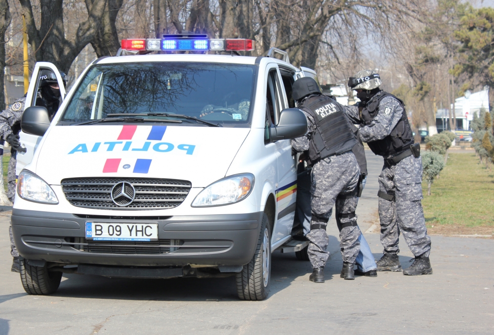 DESCINDERE CU MASCAȚI / Gaze lacrimogene și focuri de armă pentru reținerea unui bolnav psihic - mascati-1351607504.jpg
