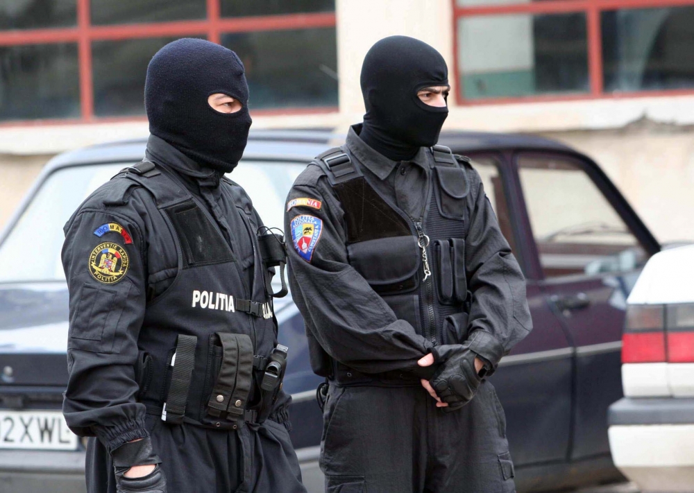 Amenințare cu bombă în Piatra Neamț. Era vizat membrul unei grupări interlope - mascati-1357891485.jpg