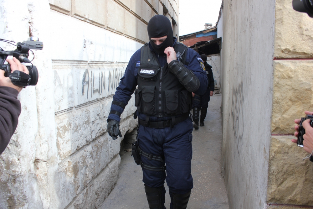 FĂCEAU ARME ACASĂ / DESCINDERI la suspecți de confecționare de arme ilegale - mascati-1384856735.jpg