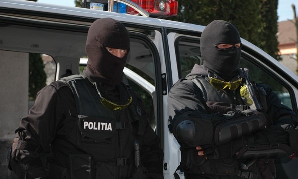 IGPR. Un român, un bosniac şi un italian - arestaţi în Germania pentru utilizarea unor dispozitive explozive improvizate - mascati-1666776763.jpg