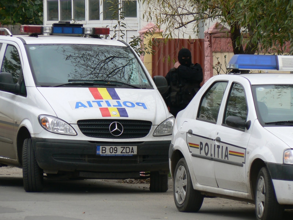 Ce fac polițiștii în zona Dacia - mascatidescinderi3-1344326823.jpg