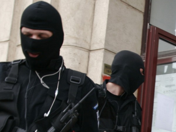 Traficanți din Constanța vindeau minori mafioților albanezi din Italia - mascatie1300365787184-1322657175.jpg