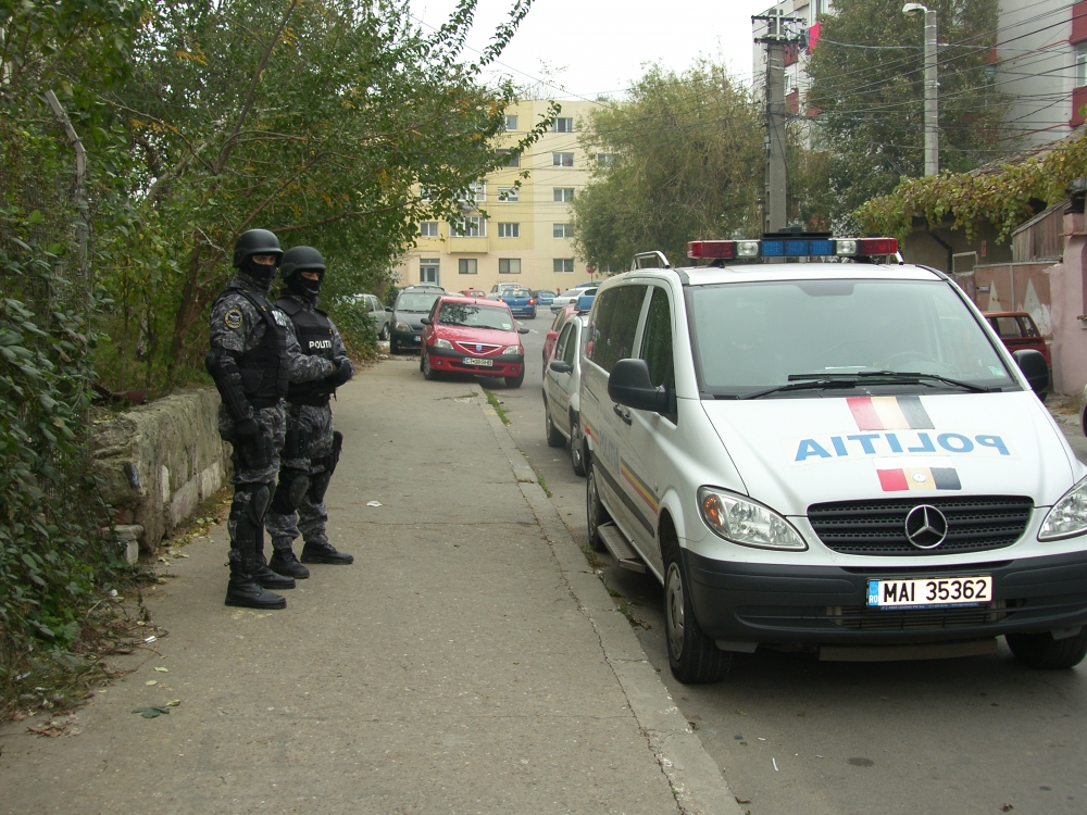 PERCHEZIȚII în Constanța / Polițiștii au descins la o rețea de contrabandiști de obiecte de cult - mascatijandarmidescindereperchez-1413789496.jpg