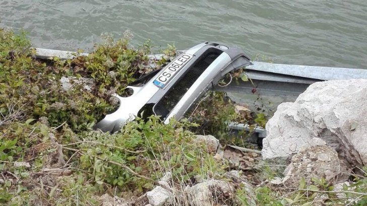Detalii tulburătoare despre familia care a plonjat cu mașina în Dunăre.Vehiculul a fost scos din apă - masi-1507496663.jpg