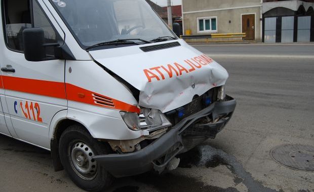 Ambulanță implicată într-un accident rutier - masina-1351811248.jpg