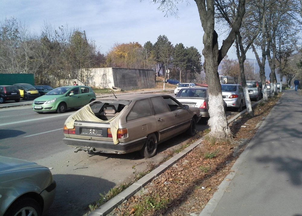 Iohannis a promulgat legea care permite ridicarea anumitor mașini de pe domeniul public - masina-1593248213.jpg