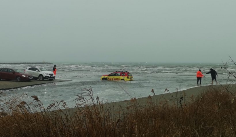Mașina salvamarilor, înecată în apa mării, în a treia zi de Crăciun: ”Dacă nu știi cum să rămâi împotmolit, afli acum” - masina-1640614228.jpg