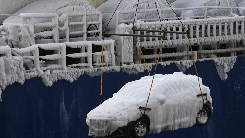 Zeci de mașini înghețate aduse din Japonia au fost descărcate în portul Vladivostok din Rusia - masina-1640792726.jpg