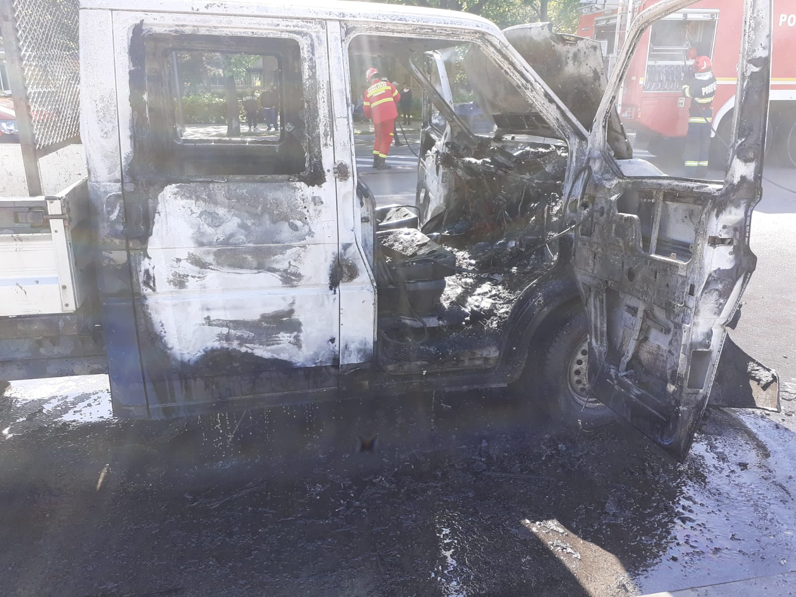 Un autoturism a luat foc pe o stradă din Constanța - masina-in-flacari-1714547386.jpg