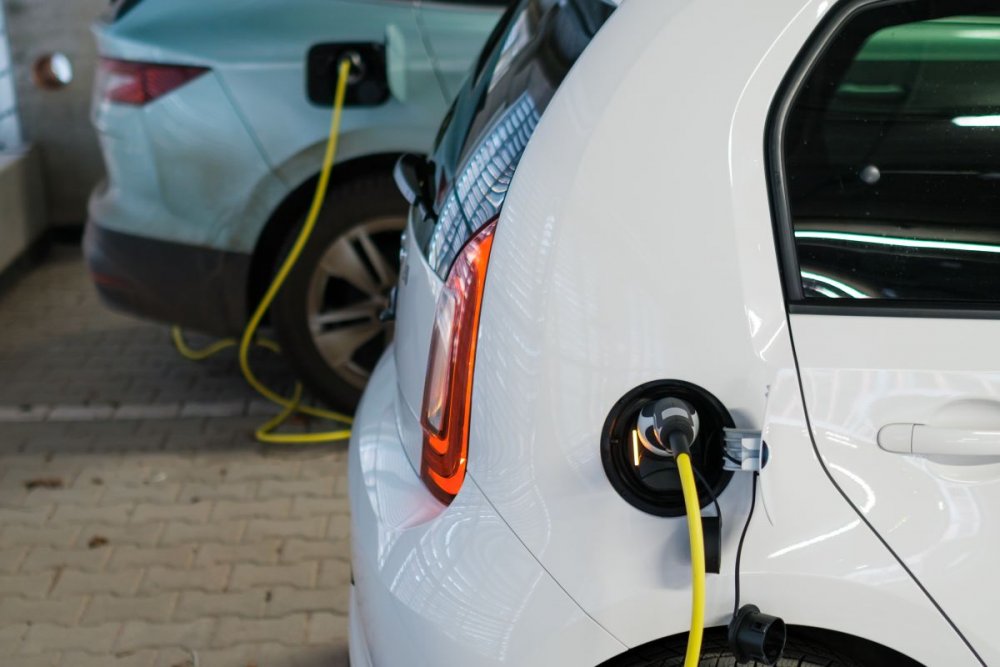 Românii au prins gustul mașinilor electrice. Creștere a vânzărilor în primele trei luni din 2022 - masina1-1651773378.jpg