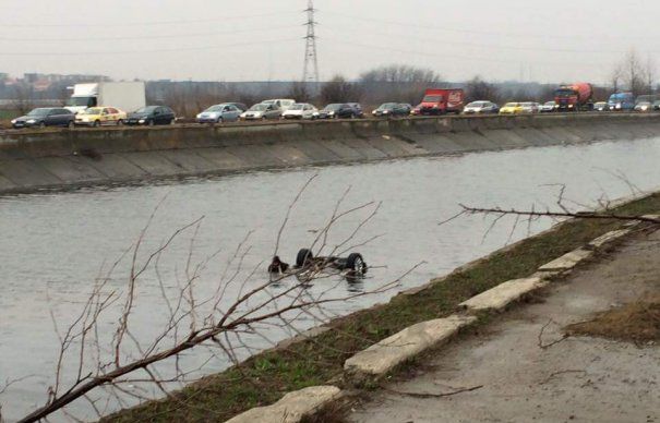 O mașină a ajuns în râul Dâmbovița: Un om a murit și alte două persoane au fost rănite - masina2465x390-1456588137.jpg