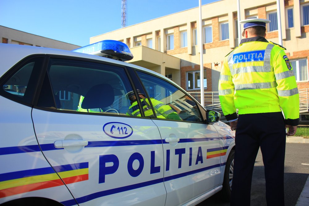 PERICOLE PE ȘOSELE: ȘOFERI BEȚI SAU FĂRĂ PERMIS, depistați de Poliție! - masinadepolitie3-1625385277.jpg