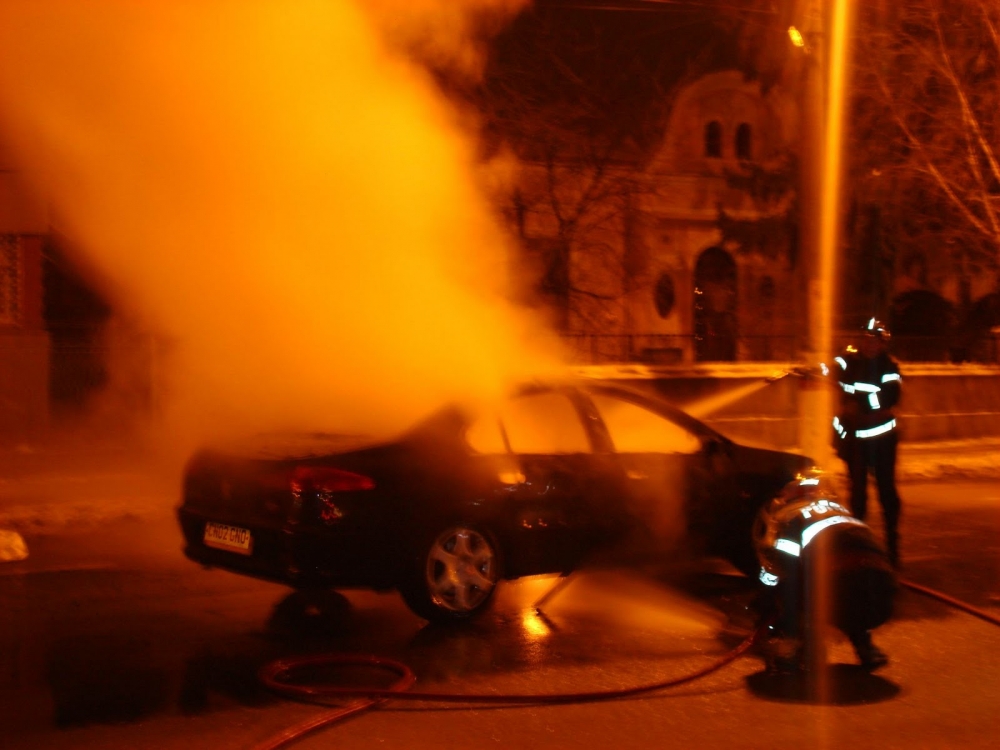 Trei mașini de lux, mistuite în cartierul Coiciu - masinaincendiata-1320053099.jpg