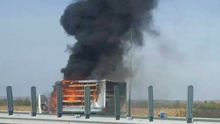 Camion în flăcări pe autostradă. Circulația a fost oprită - masinaincendiuautostrada11696x33-1508065447.jpg
