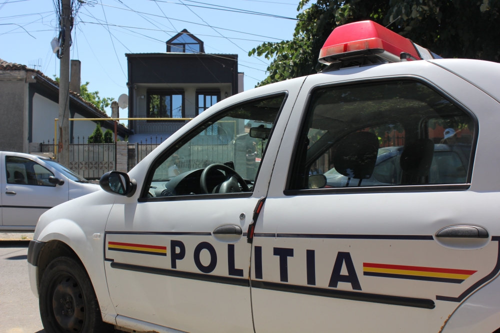 Polițiștii acționează astăzi pentru menținerea ordinii publice - masinapolitie1343764389136782795-1372403537.jpg