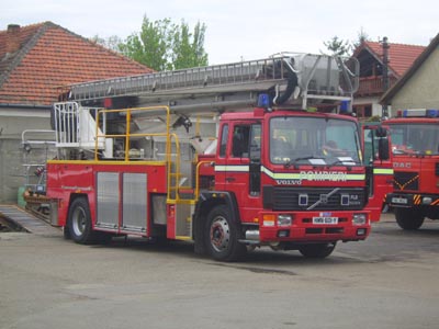 Pompierii intervin pentru deblocarea unei uși - masinapompieri-1333535225.jpg
