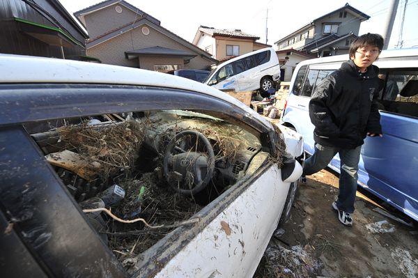 Zeci de mașini avariate de tsunami împânzesc Japonia - masini-1334178285.jpg