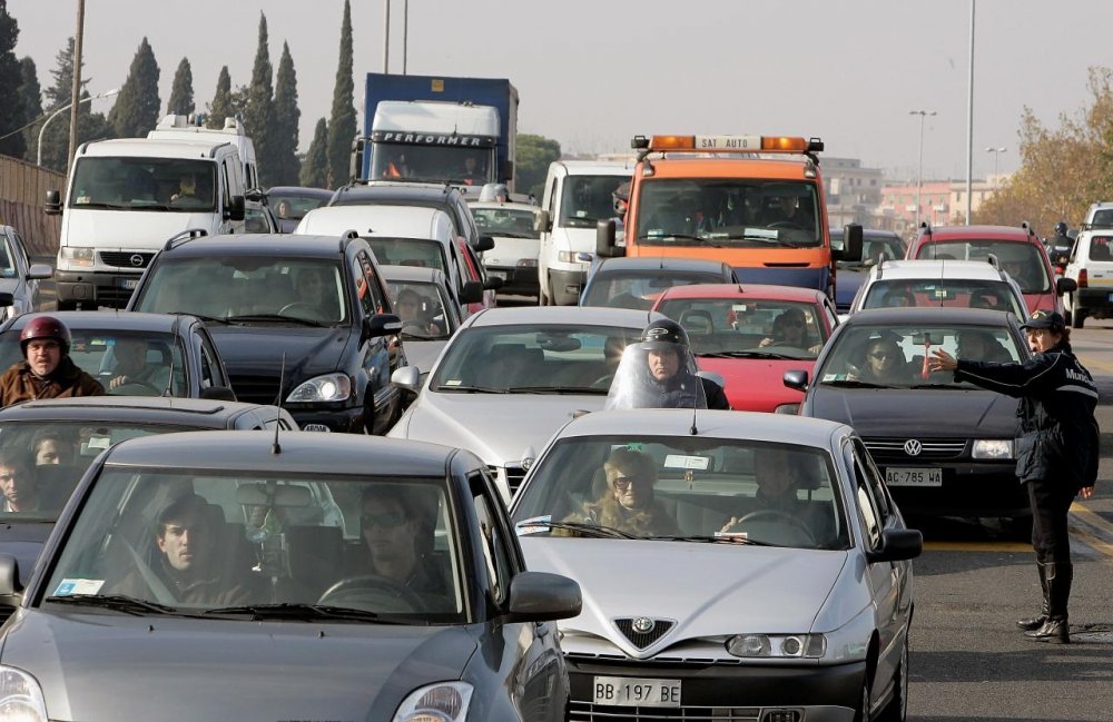 LOVITURĂ DURĂ PENTRU ROMÂNII DIN ITALIA! Modificarea Codului rutier îi pune în dificultate - masini-1544278801.jpg