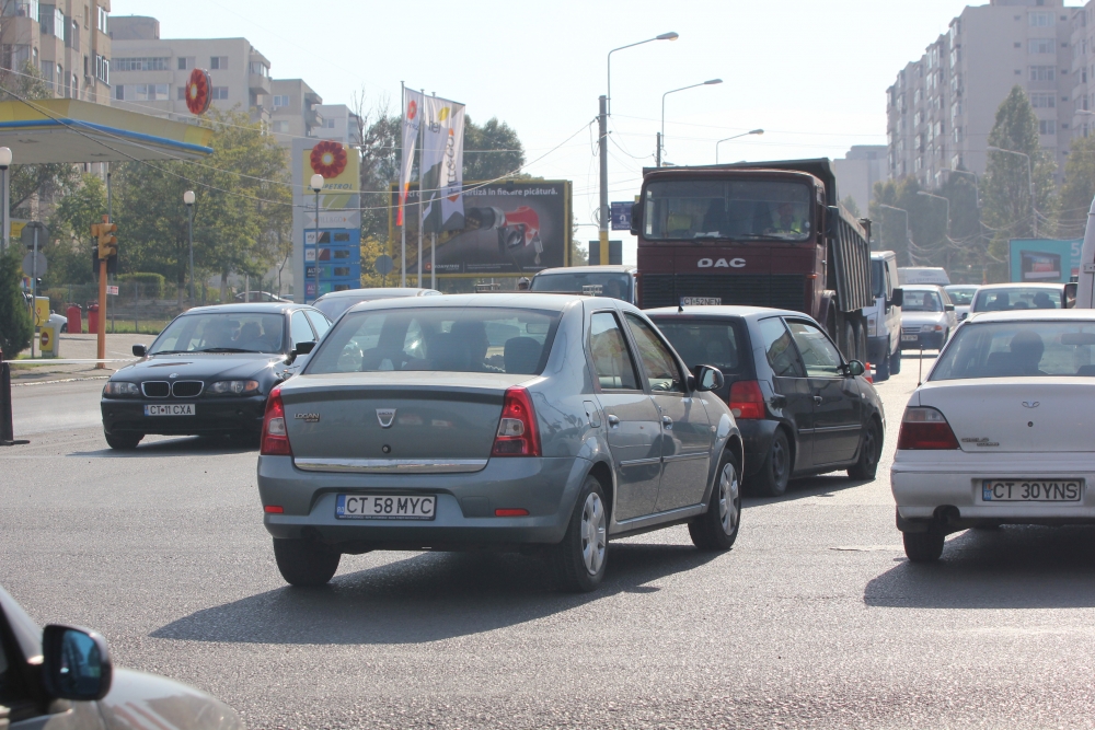 Atenție, șoferi! Trafic aglomerat în zona Poporului - I.L. Caragiale - masiniaglomeratie10-1368428945.jpg