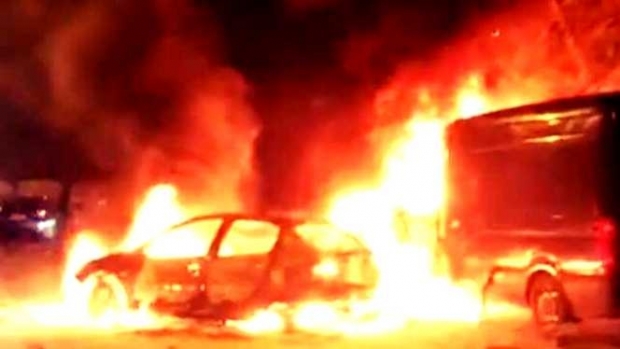 Incendiu puternic! Cinci mașini cuprinse de flăcări - masiniarse50695100-1542866194.jpg