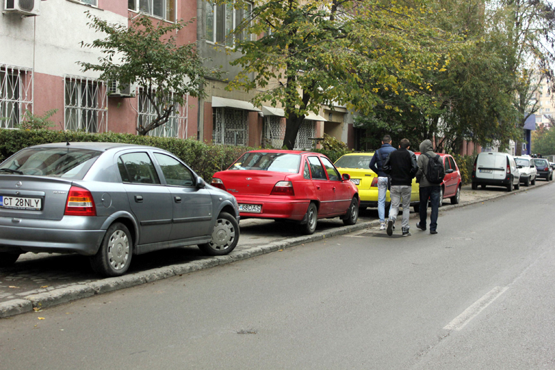CONSTANȚA SE SUFOCĂ / Cum va fi rezolvată problema parcărilor în oraș. Primăria are un plan de acțiune - masiniparcatepetrotuar18-1453130775.jpg