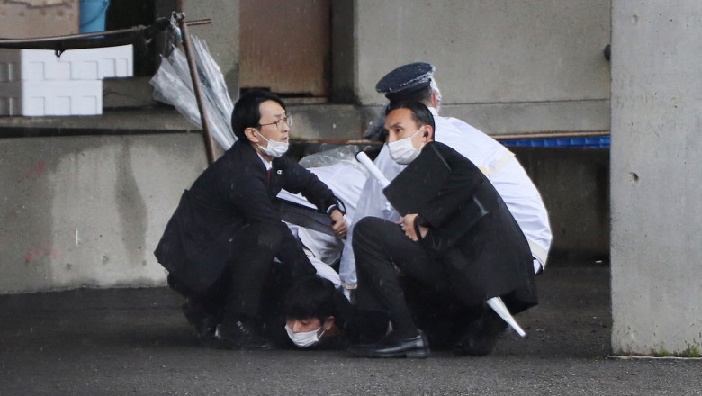 Premierul Japoniei, evacuat după ce s-a auzit o explozie în timp ce ținea un discurs - mdkyntvjnthkzthhmjq2mju5mtkzmzk2-1681540278.jpg