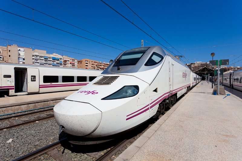 Un mecanic a abandonat trenul cu peste  100 de pasageri pentru că  i se terminase programul - mecanictrenspania-1473945901.jpg