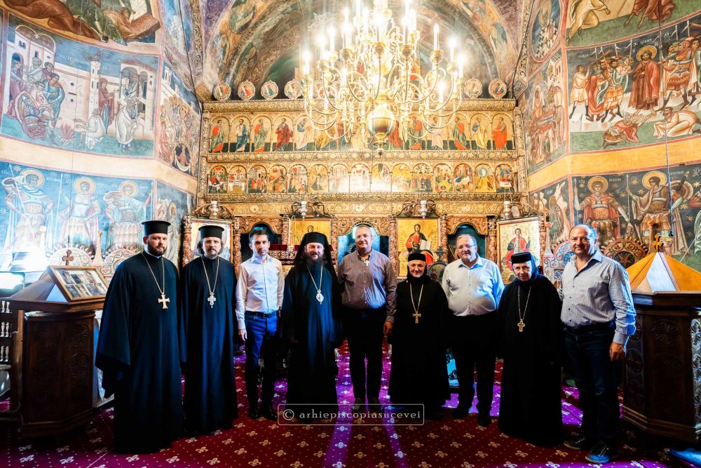 Ciucă a vizitat mănăstirea Voroneț și a primit ”Crucea Bucovinei” pentru “susținerea bisericii” - med019832-1691245519.jpg