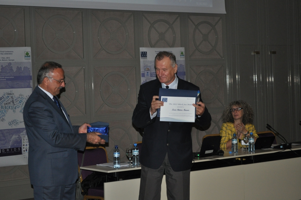 Dr. Simion Nicolaev, medaliat pentru implicarea în protejarea mediului Mării Negre - medalienicolaev-1352387040.jpg