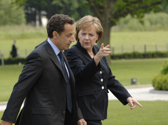 Merkel și Sarkozy caută împreună soluții în legătură cu criza datoriilor și susținerea băncilor - merkelsarkozy-1318160929.jpg