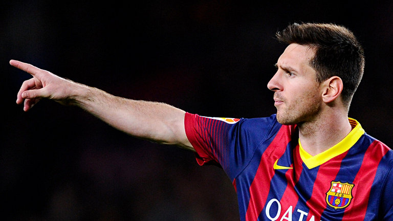Fotbal / Messi, lovit de o sticlă de plastic aruncată din tribune la Valencia - messi-1417443697.jpg