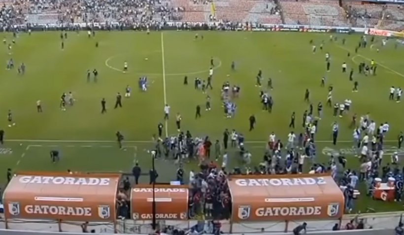Doi morți și zeci de răniți, după o bătaie uriașă între suporteri, la un meci de fotbal din Mexic - mexicjp-1646577838.jpg