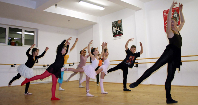 Micile balerine invită constănțenii la gala anuală - micilebalerine-1449861606.jpg