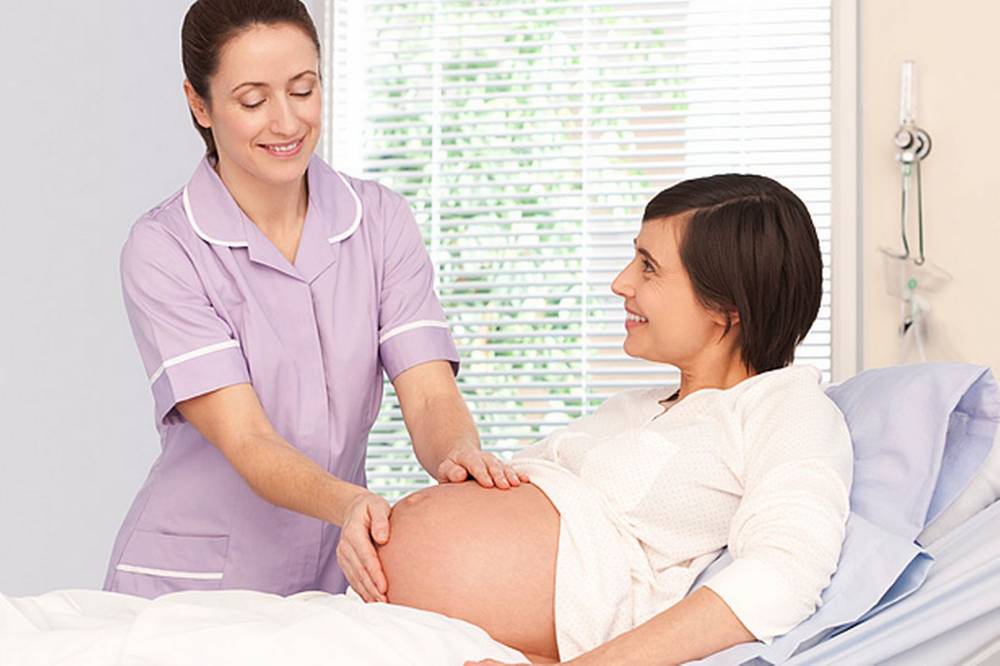 Anunț important pentru viitoarele mămici - midwife-1435576155.jpg