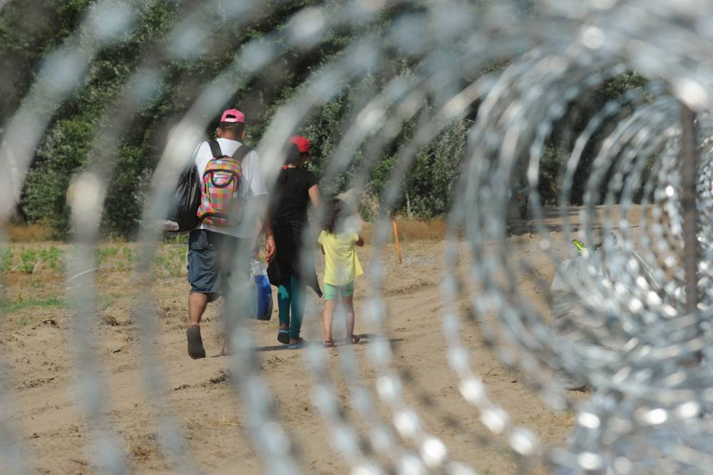 12 migranți au fost expulzați din România - migranti-1455209933.jpg