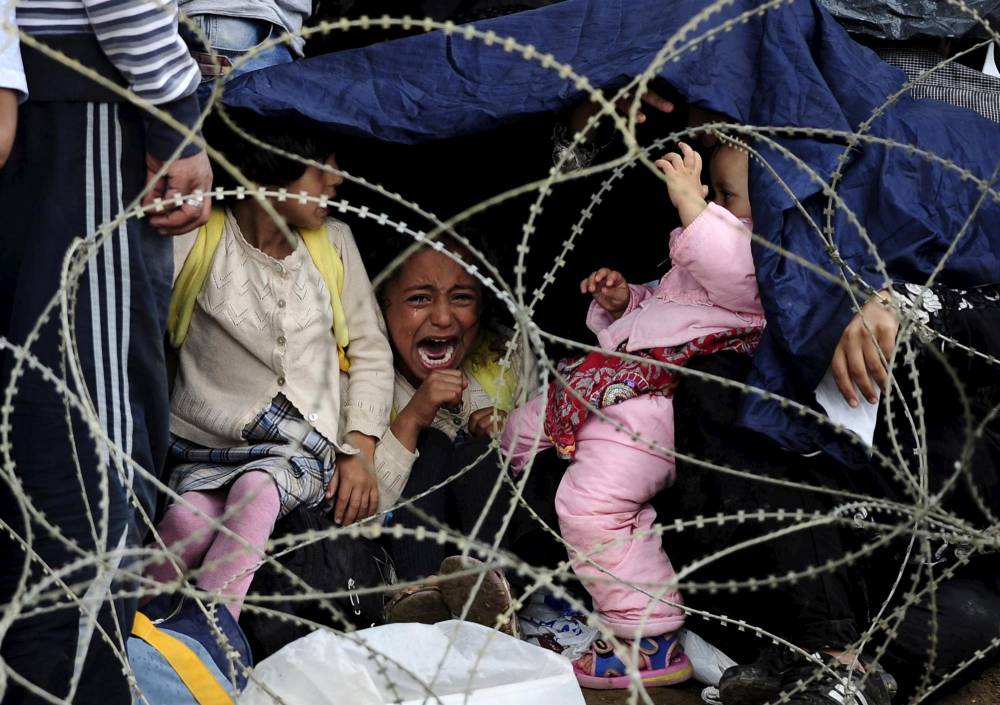 Peste 5.000 de refugiați sunt blocați la frontiera dintre Grecia și Macedonia - migranti-1456587983.jpg
